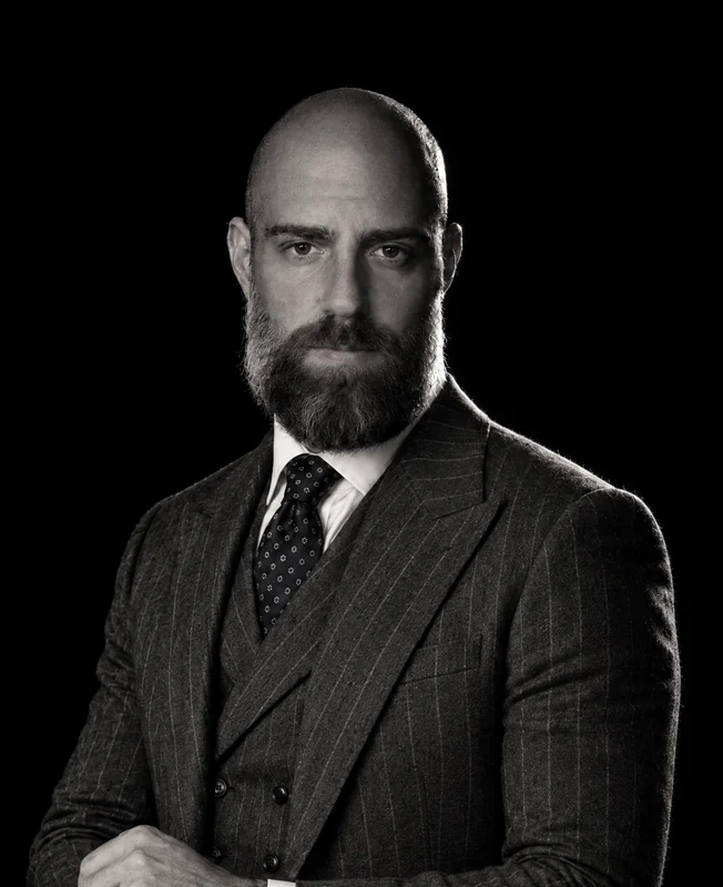 Edoardo Maggiori in abito gessato